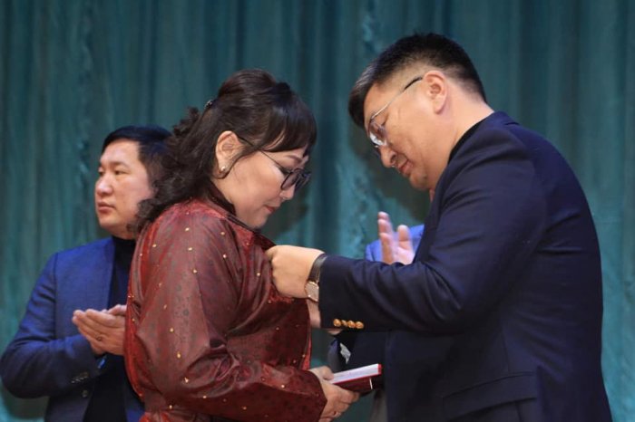 Монгол Улсын Ерөнхийлөгчийн зарлигаар  орон нутгаа хөгжүүлэхэд үнэтэй хувь нэмэр оруулсан дараах иргэдийг төрийн одон медалиар шагнаж урамшууллаа.